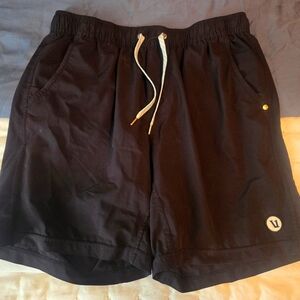 Men's Vuori lined shorts